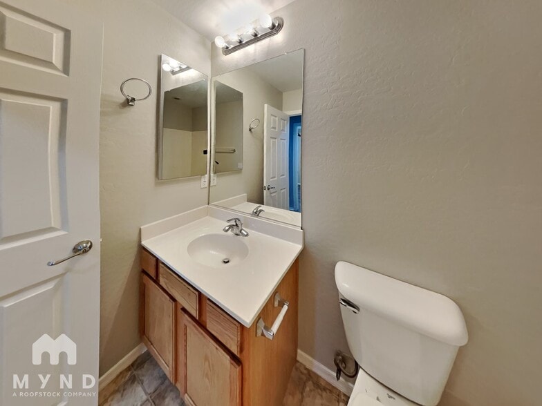 Building Photo - 836 W Burkhalter Dr