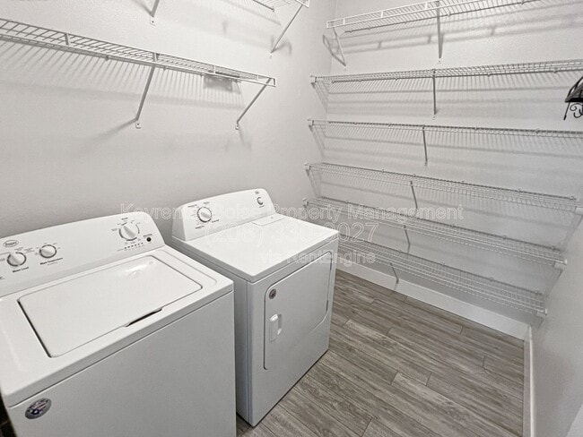 Building Photo - 1691 E Daulby St