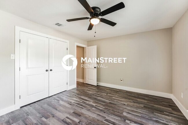 Building Photo - 4 Bedroom Pet-Friendly Home in Mesquite, TX with Main Street Renewal
