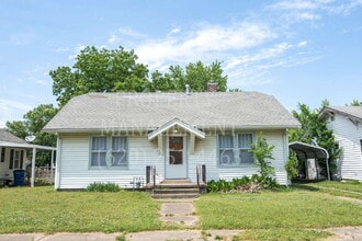 Building Photo - Cozy 2 Bed Home with Fireplace