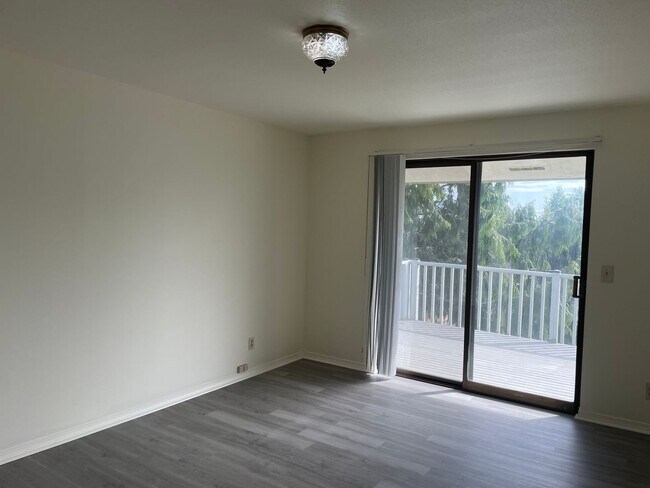 Building Photo - Spacious Admirals Cove Home with Recent Up...