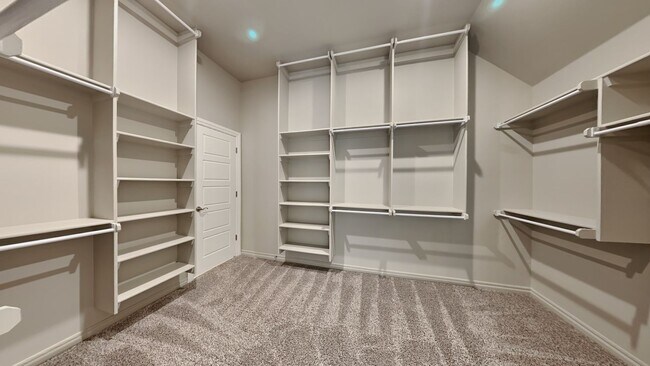 Building Photo - Luxury 5 Bedroom, 3 Bathroom, 3 Car Garage...