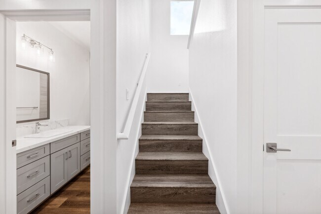 Building Photo - 22 Maiaku St