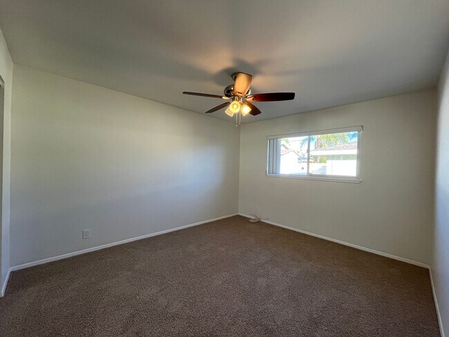 Building Photo - MOVE IN READY 3+2 home in Northridge with RV access, appliances included + central air!!