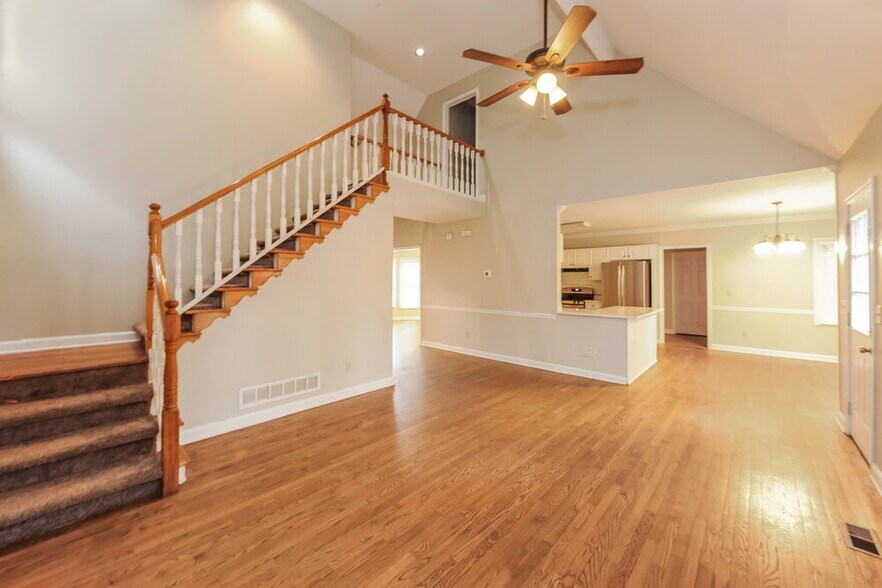 Building Photo - 1798 Poinsettia Dr
