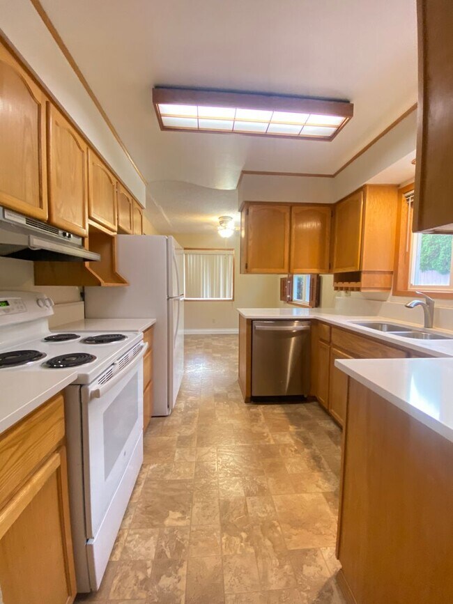 Building Photo - Charming Mid Century Home with Stunning River Views in Stevenson, WA