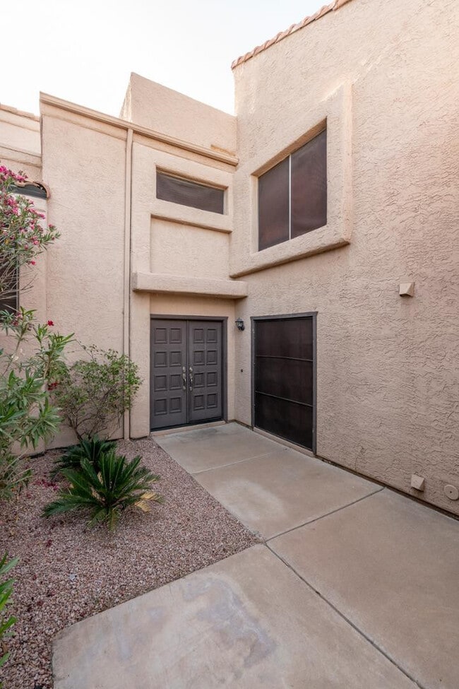 Building Photo - 1656 N Sierra Vista Dr