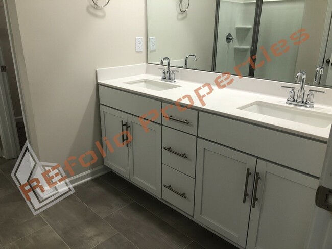 Building Photo - Beautiful 3 Bedroom, 2.5 Bath house w/ 2 C...