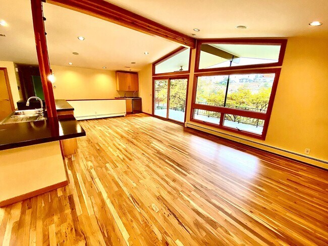 Building Photo - Stunning, 4 Bedroom, 3500 Square Foot, Highland's Home in Boise's North End