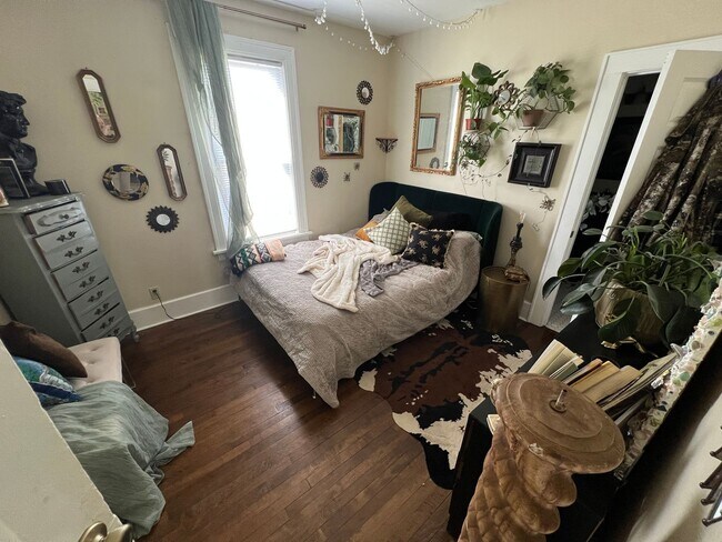 Building Photo - 506 E Locust St