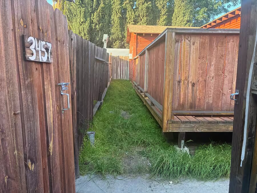 Entrance/Yard - 3457 Plata St