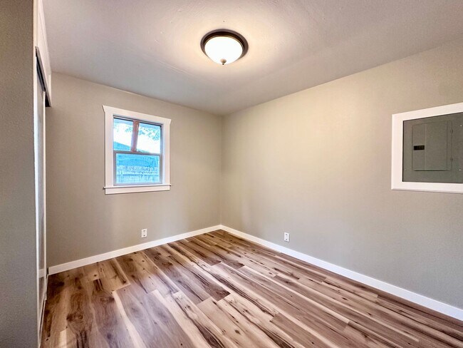 Building Photo - CHARMING ONE LEVEL HOME W/ GARAGE! W/S/G INCLUDED!