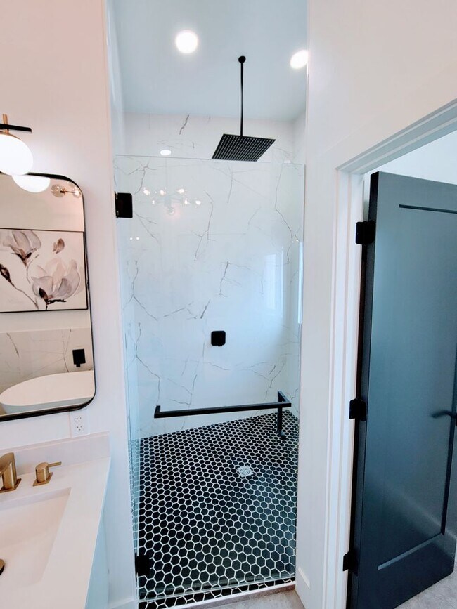 Building Photo - ABSOLUTELY UNBELIEVABLE NEW HIGH END CUSTOM HOME!