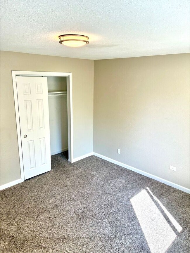 Building Photo - 3 Bedroom Home with Large Yard