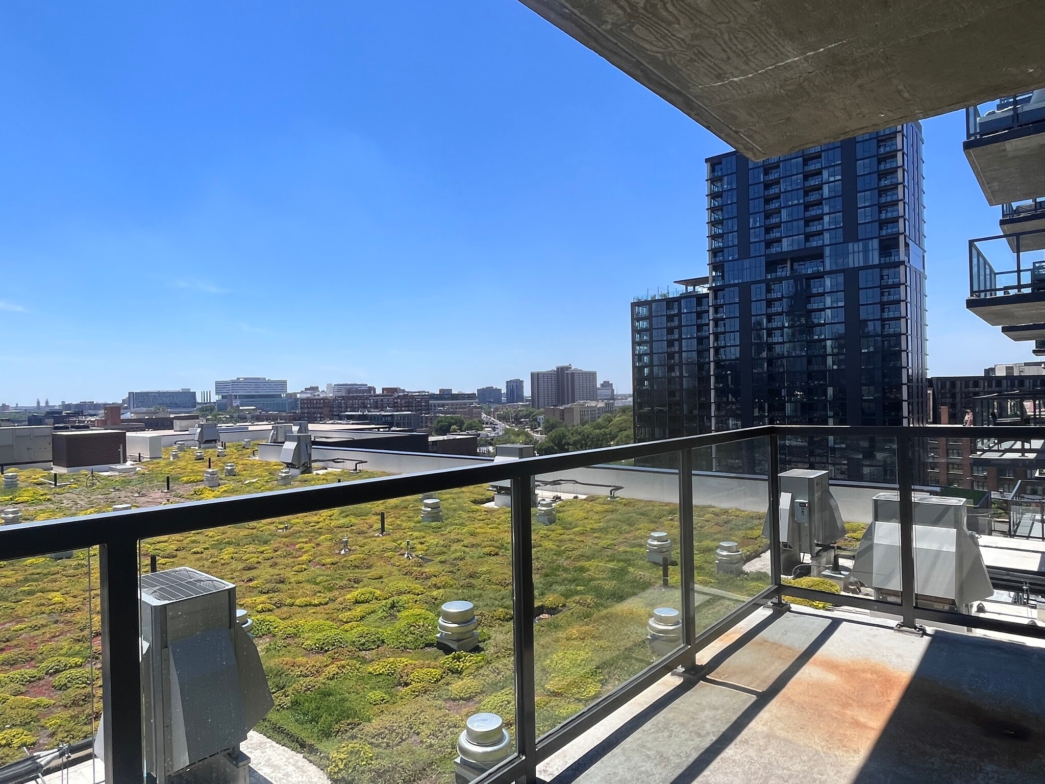 3 bedroom Balcony - 177 N Ada St