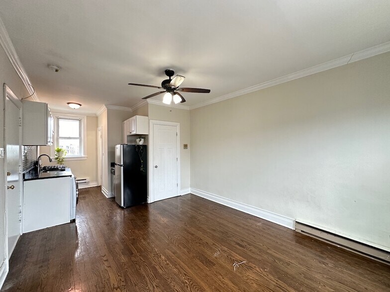 Building Photo - 655 W Roscoe St