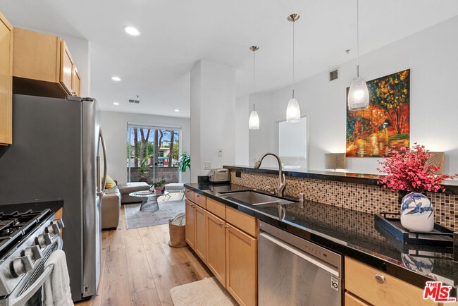 Building Photo - 6400 Crescent Prk E