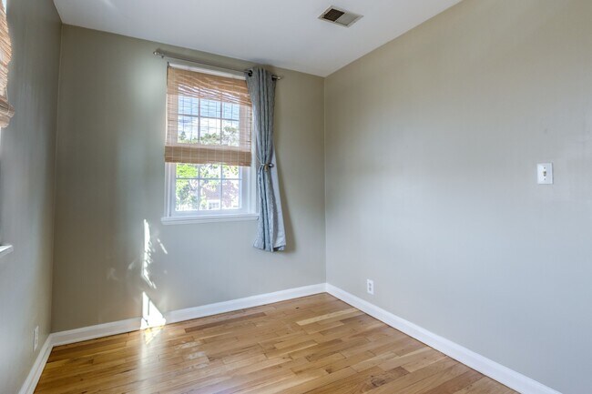 Building Photo - Charming End-Unit Townhouse in Fairlington