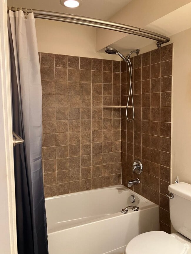 Building Photo - 2 Bedroom/1 Bathroom Basement Unit for Ren...