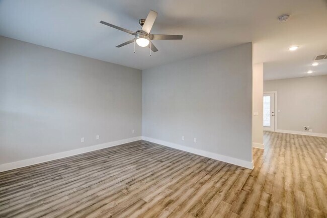 Building Photo - 2129 Bayport Ave