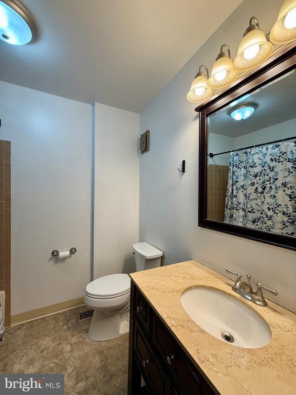 Building Photo - 28 Servan Ct