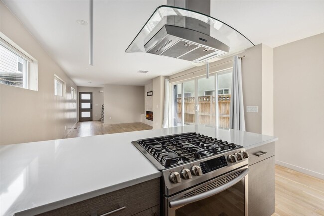 Building Photo - Upscale rear unit in the heart of Denver!