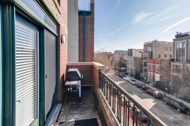 Building Photo - 869 N Paulina St