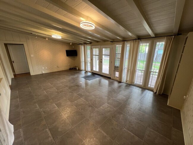 Building Photo - Charming 3 Bedroom Home Near LSU, University Lakes & Parade Routes!