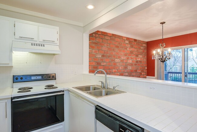 Building Photo - Great Location! 2 bedroom, 2.5 Bathroom To...