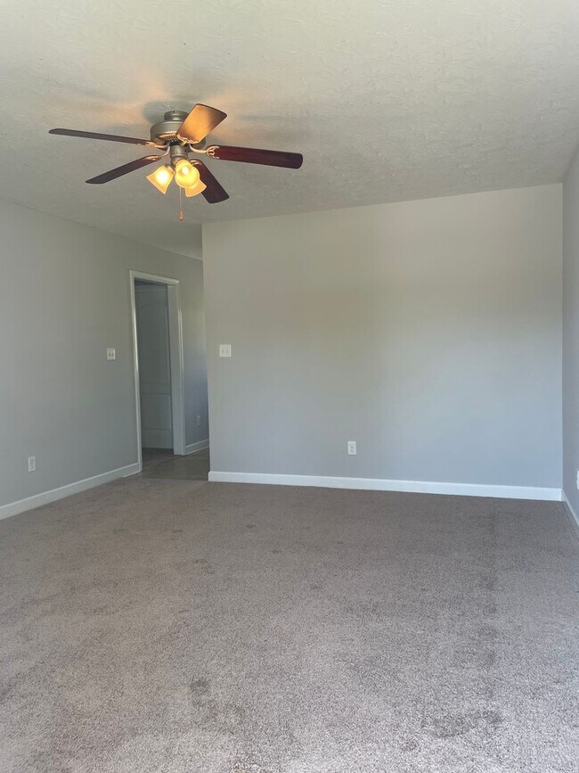 Building Photo - HALF OFF ONE MONTH AT 397B LOWER STONE!