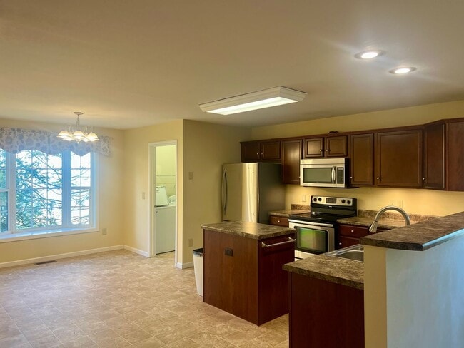 Building Photo - One- level 3bedroom /2bath  living with 2 ...