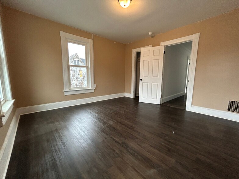 Building Photo - 1668 Memorial Ave