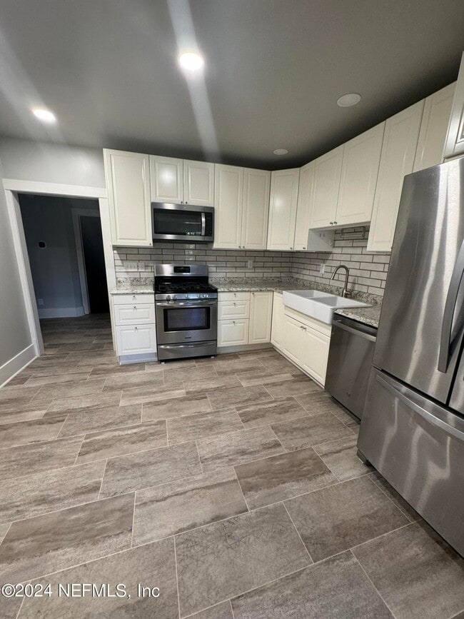 Building Photo - 424 E 6th St