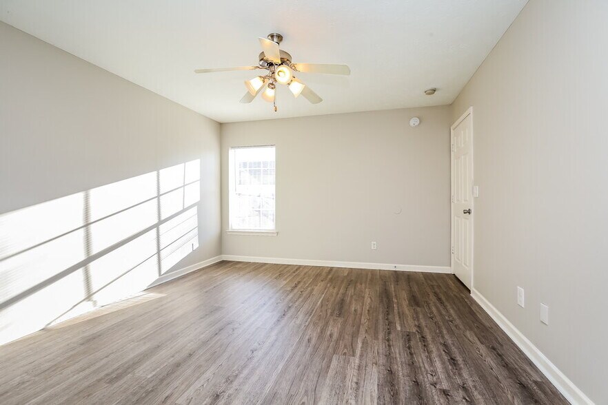 Building Photo - 312 Sarna Dr