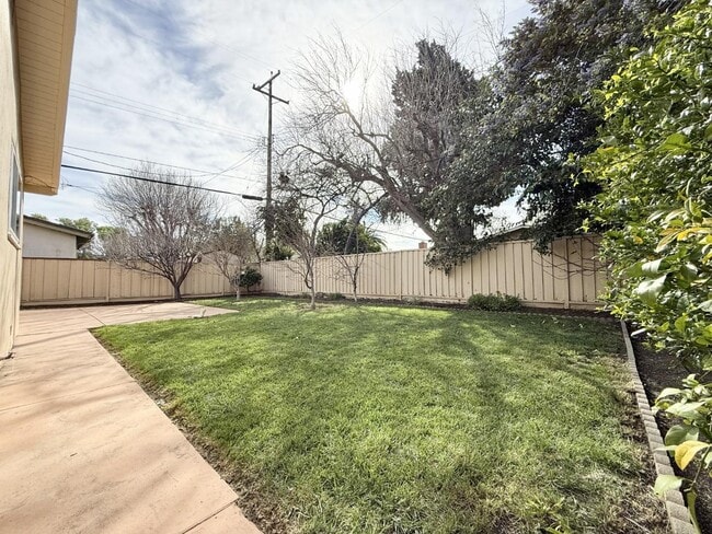 Building Photo - 705 Santa Rita St