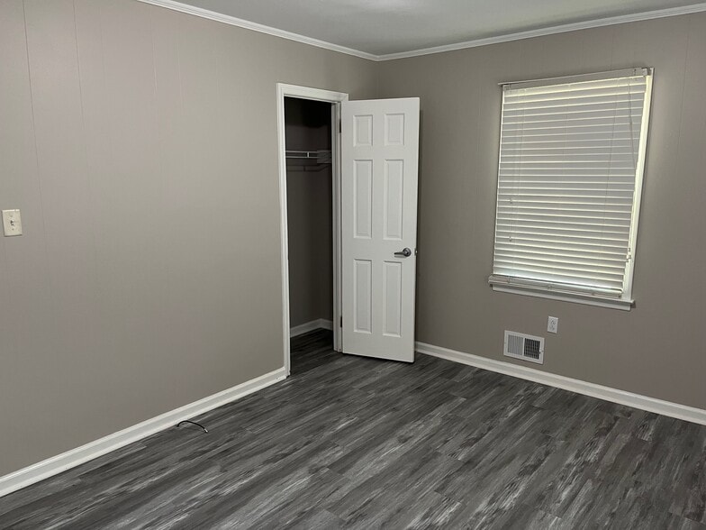 Building Photo - 4495 Ridge Rd