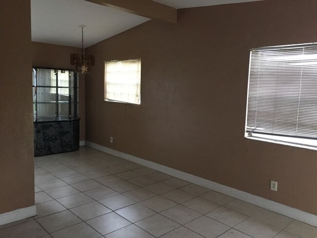 Building Photo - Nice 3-1 house next to SWAP SHOP