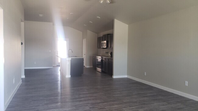 Building Photo - 3 Bedroom 2 bath home!