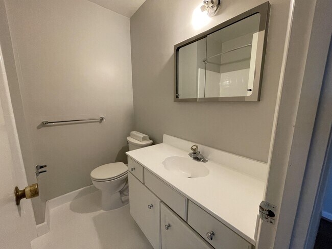 Building Photo - 810 Loxford Terrace