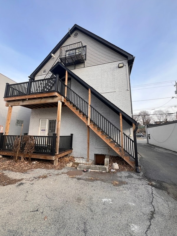 Building Photo - 824 Main St