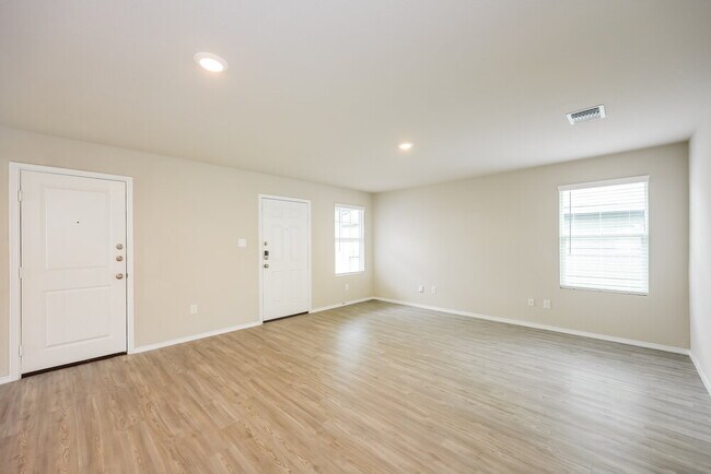 Building Photo - 5715 Leon Pl