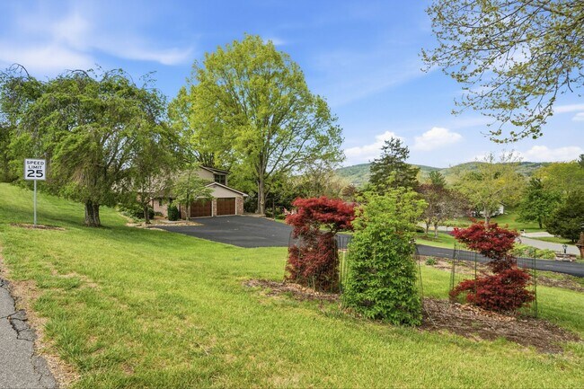 Building Photo - Spacious 5-Bedroom Home in Prestigious Blacksburg Country Club Estates