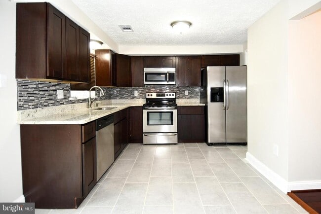 Building Photo - 1586 Pin Oak Dr