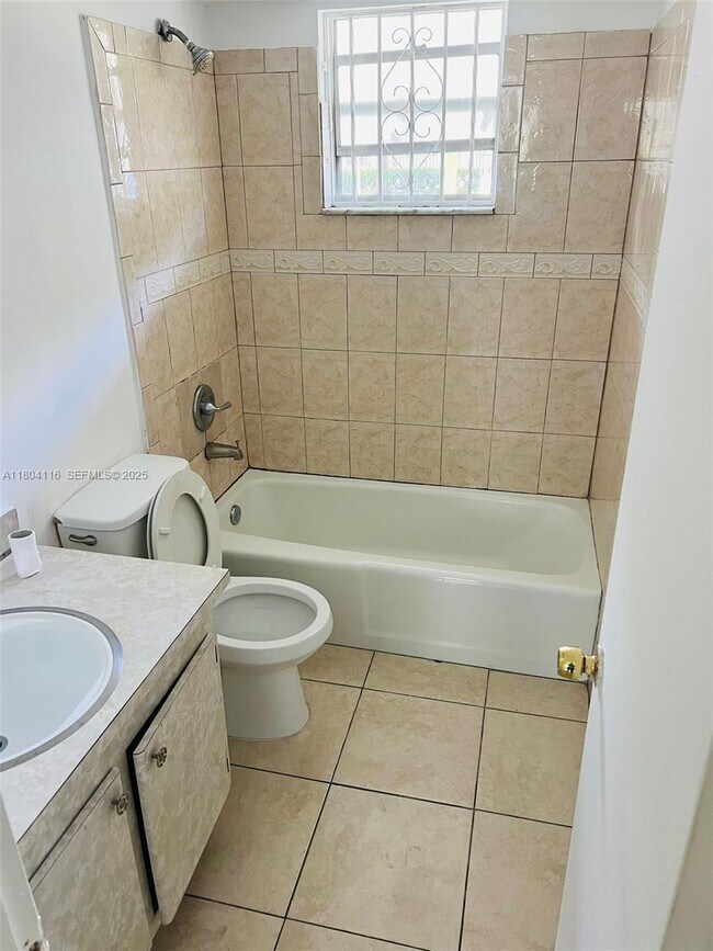 Building Photo - 220 SW 9th Ave