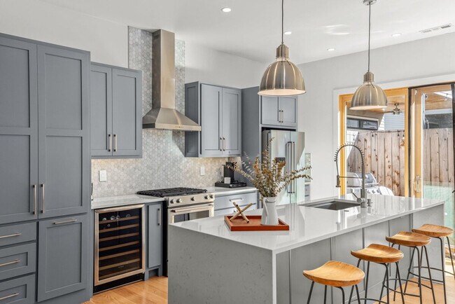 Building Photo - 707 SE A St