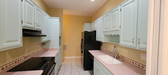 Building Photo - 2 Bed/ 2.5 Bath Townhouse
