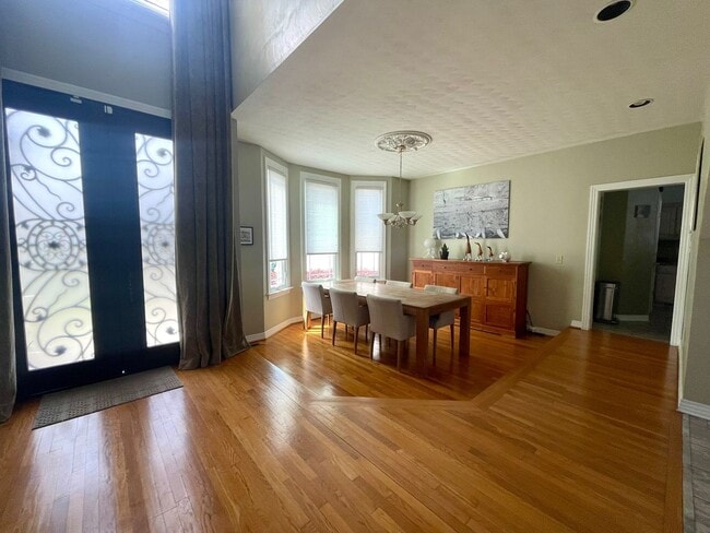 Building Photo - Beautiful 5 Bedroom Single Family Home in Great Bridge Area