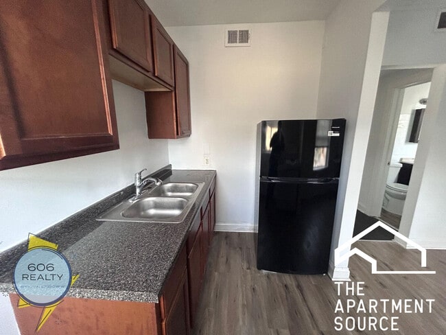 Building Photo - 2004 W Jarvis Ave