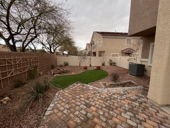 Building Photo - SPACIOUS 3-BEDROOM 2 1/2 BATH TOWNHOME IN GATED COMMUNITY