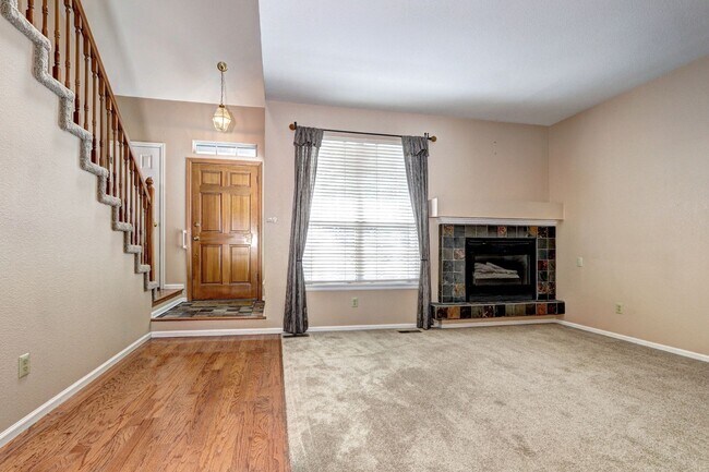 Building Photo - 2bed 2 bath townhome located in the Southp...